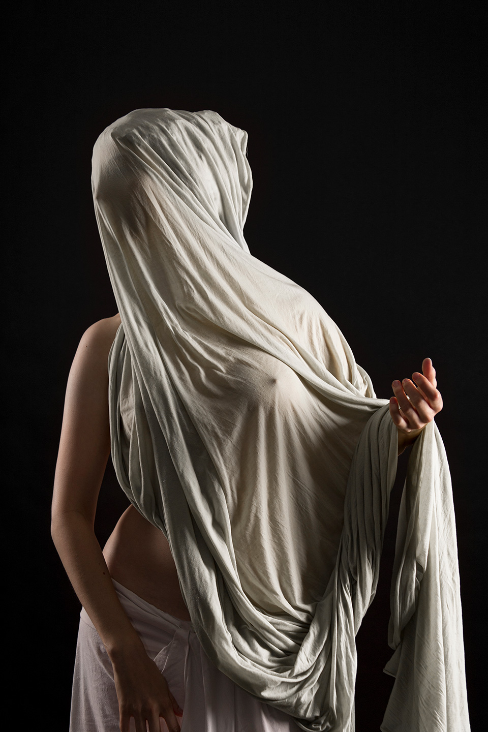 Rahel Schöppenthau als verhüllte Venus als Teil des Projekts kEINEvenus